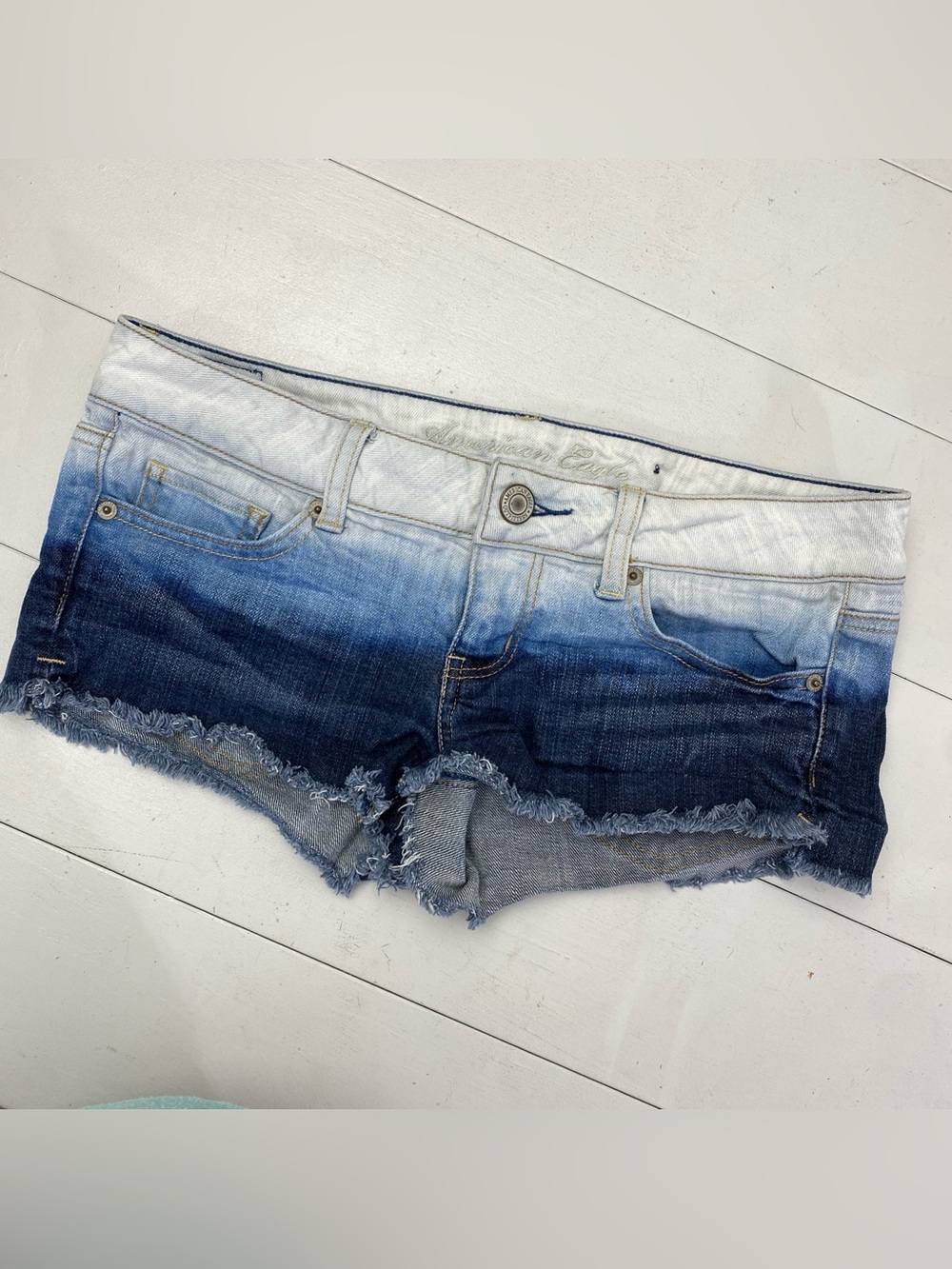 Y2K American Eagle Shortie Jean Shorts Womens 4 Ombre Bleach Cotton Low Rise